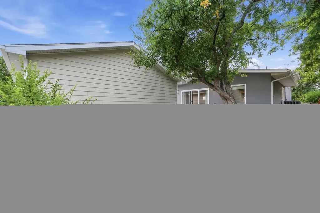 2924 Lathom Crescent SW Calgary AB T3E 5W7