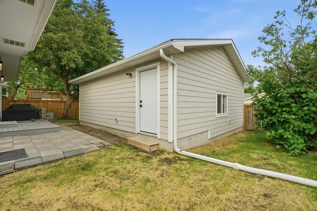 2924 Lathom Crescent SW Calgary AB T3E 5W7