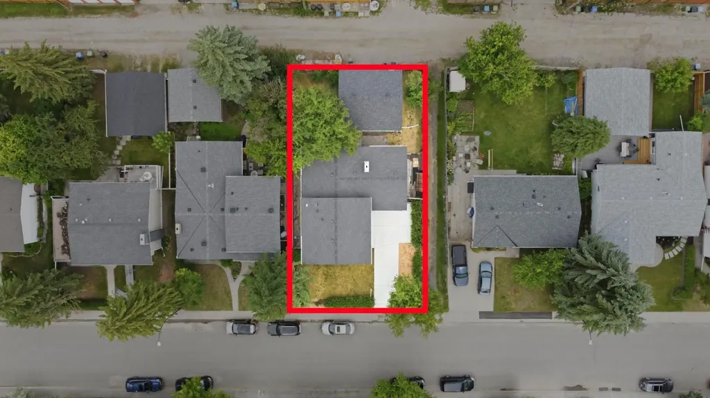 2924 Lathom Crescent SW Calgary AB T3E 5W7