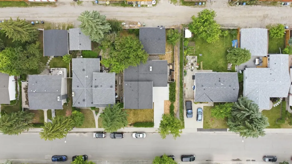 2924 Lathom Crescent SW Calgary AB T3E 5W7