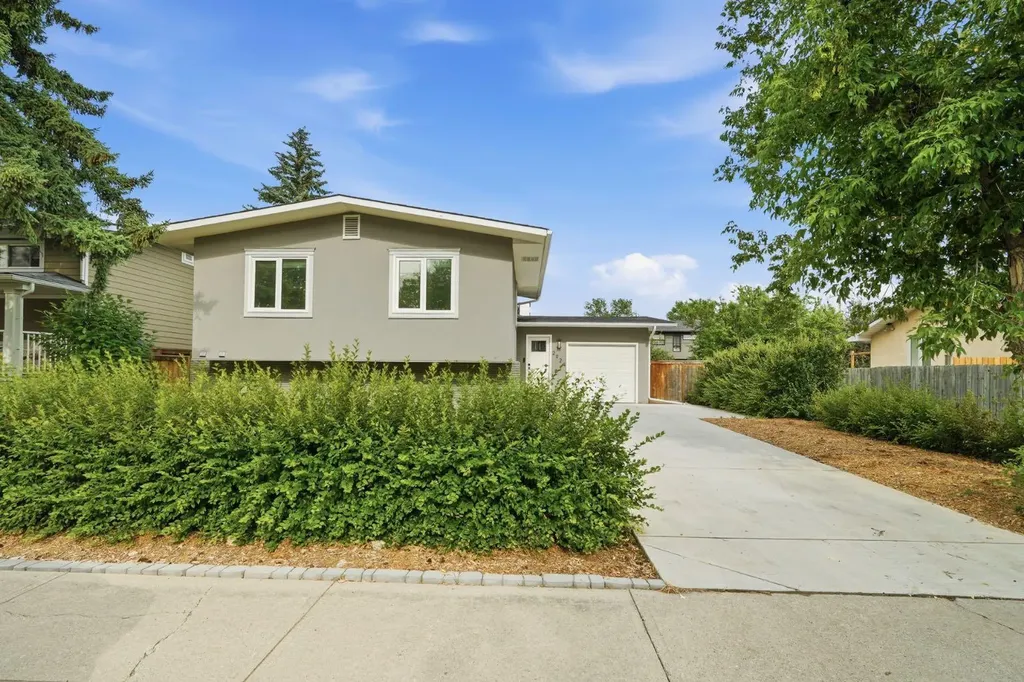 2924 Lathom Crescent SW Calgary AB T3E 5W7
