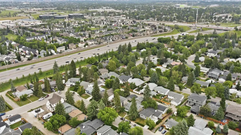 2924 Lathom Crescent SW Calgary AB T3E 5W7