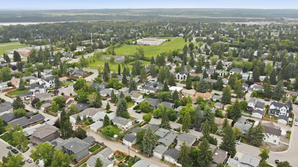2924 Lathom Crescent SW Calgary AB T3E 5W7