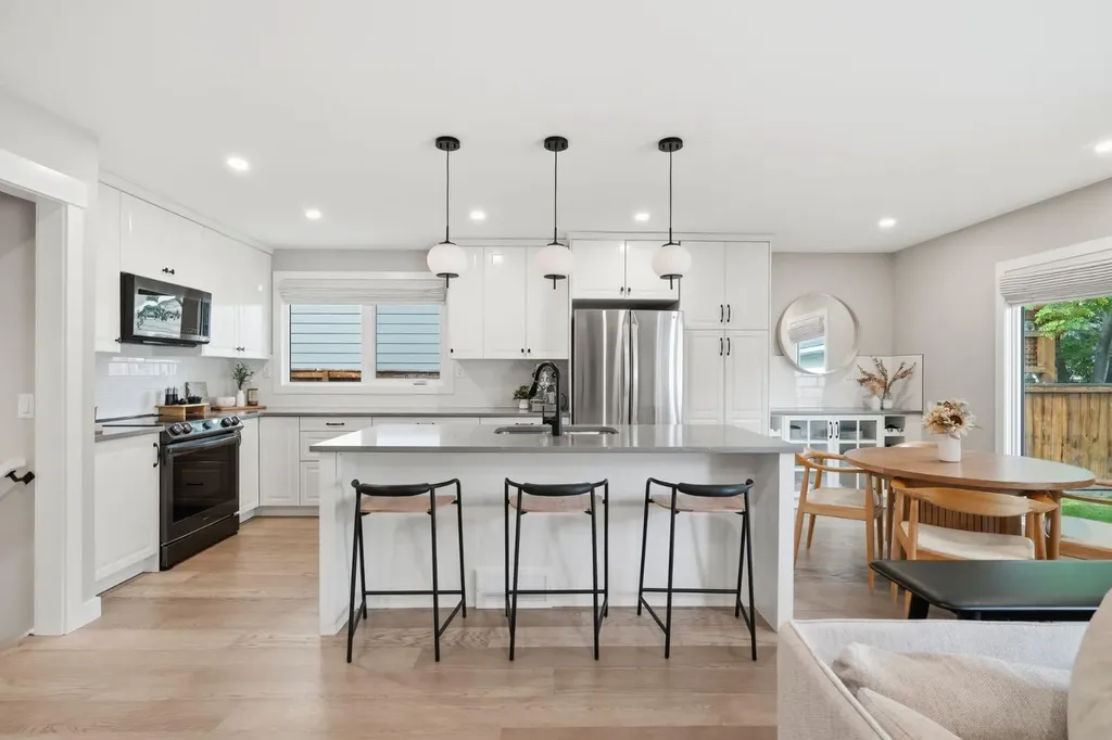 2924 Lathom Crescent SW Calgary AB T3E 5W7