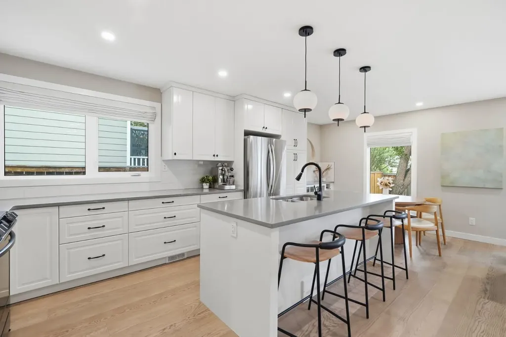2924 Lathom Crescent SW Calgary AB T3E 5W7