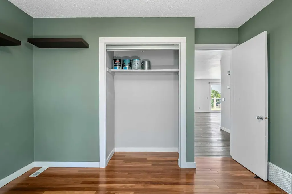 6824 Temple Drive NE Calgary AB T1Y 4X8