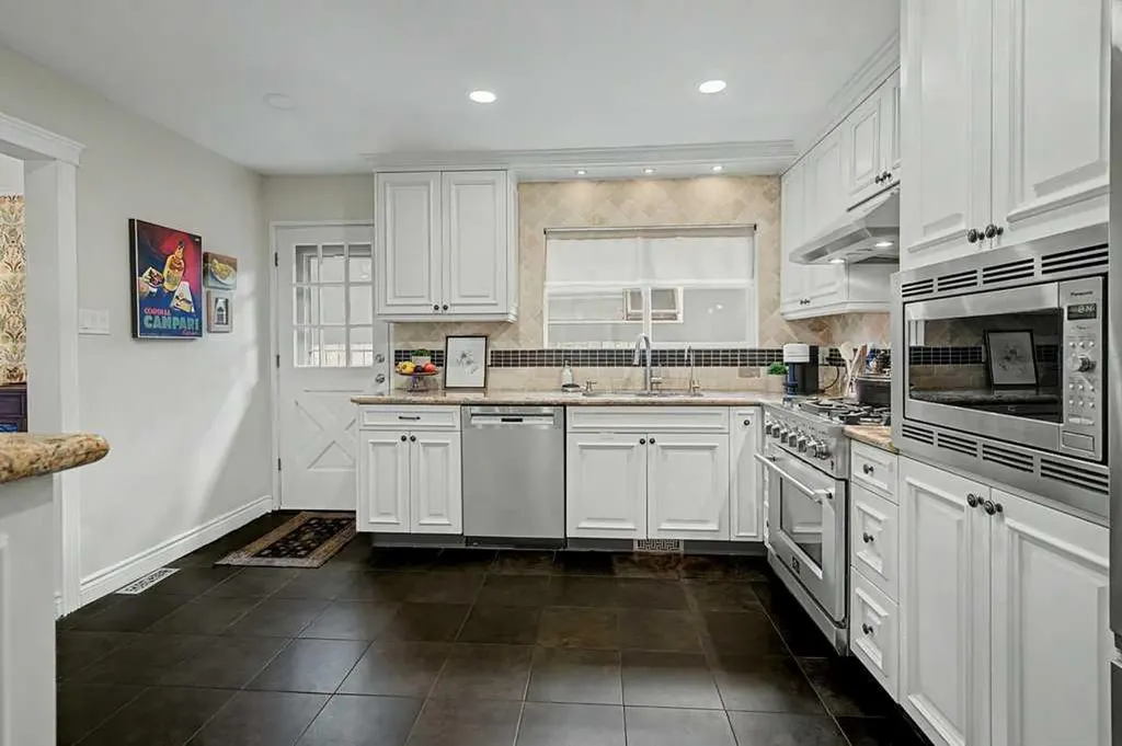 76 Chinook Drive SW Calgary AB T2V 2P9