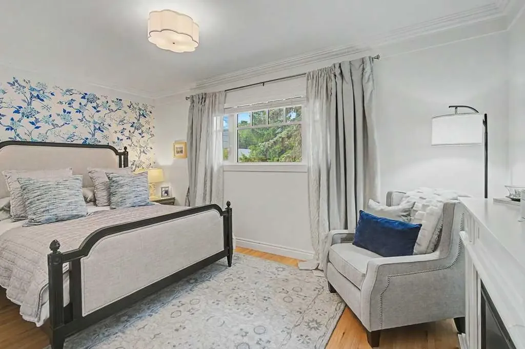 76 Chinook Drive SW Calgary AB T2V 2P9