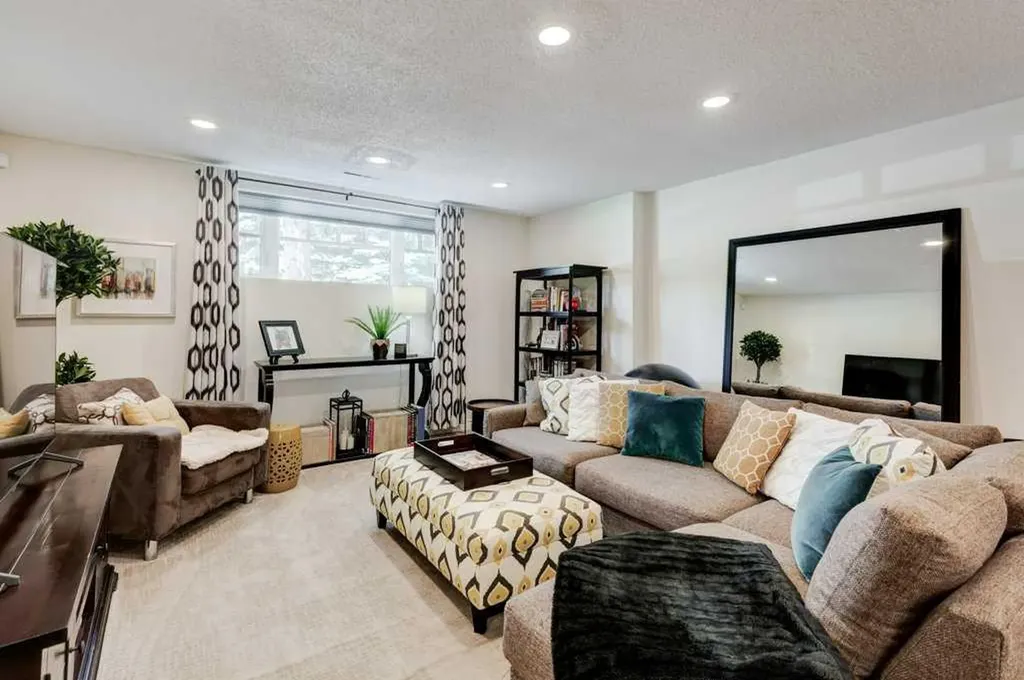 76 Chinook Drive SW Calgary AB T2V 2P9