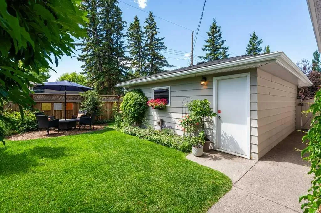 76 Chinook Drive SW Calgary AB T2V 2P9