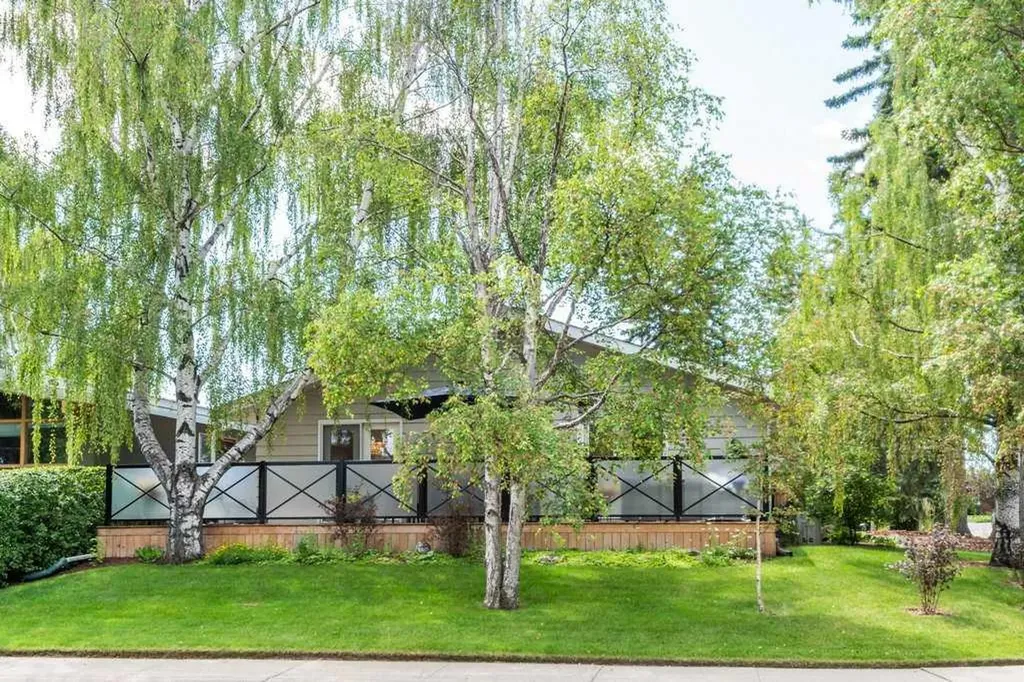 76 Chinook Drive SW Calgary AB T2V 2P9