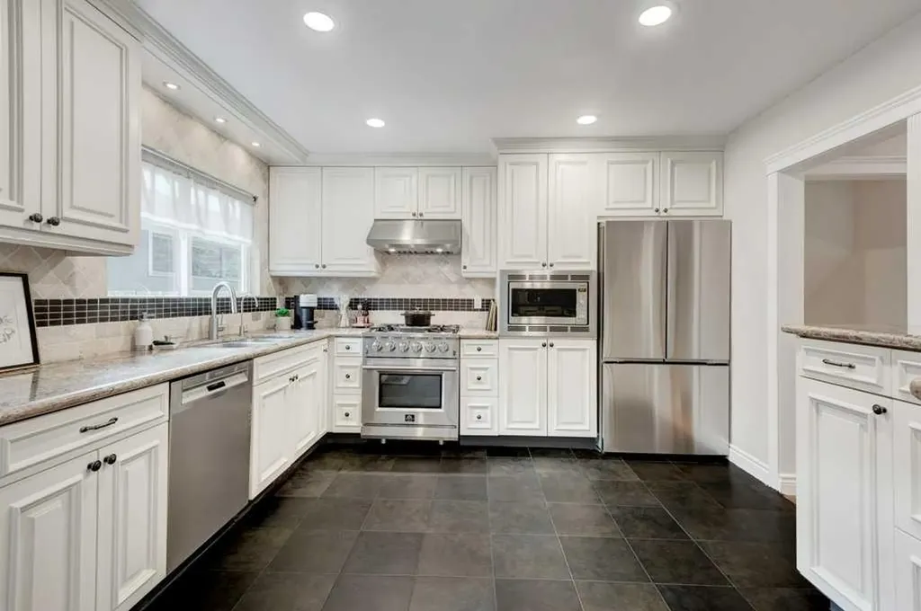 76 Chinook Drive SW Calgary AB T2V 2P9