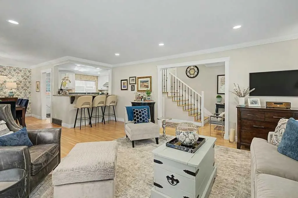 76 Chinook Drive SW Calgary AB T2V 2P9