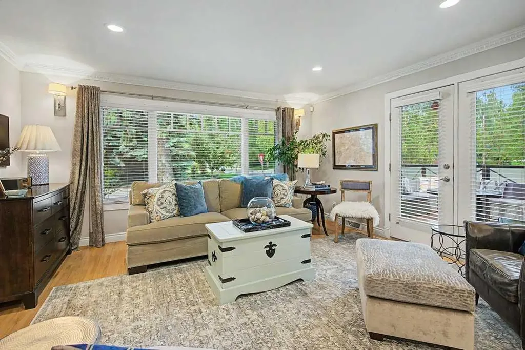 76 Chinook Drive SW Calgary AB T2V 2P9