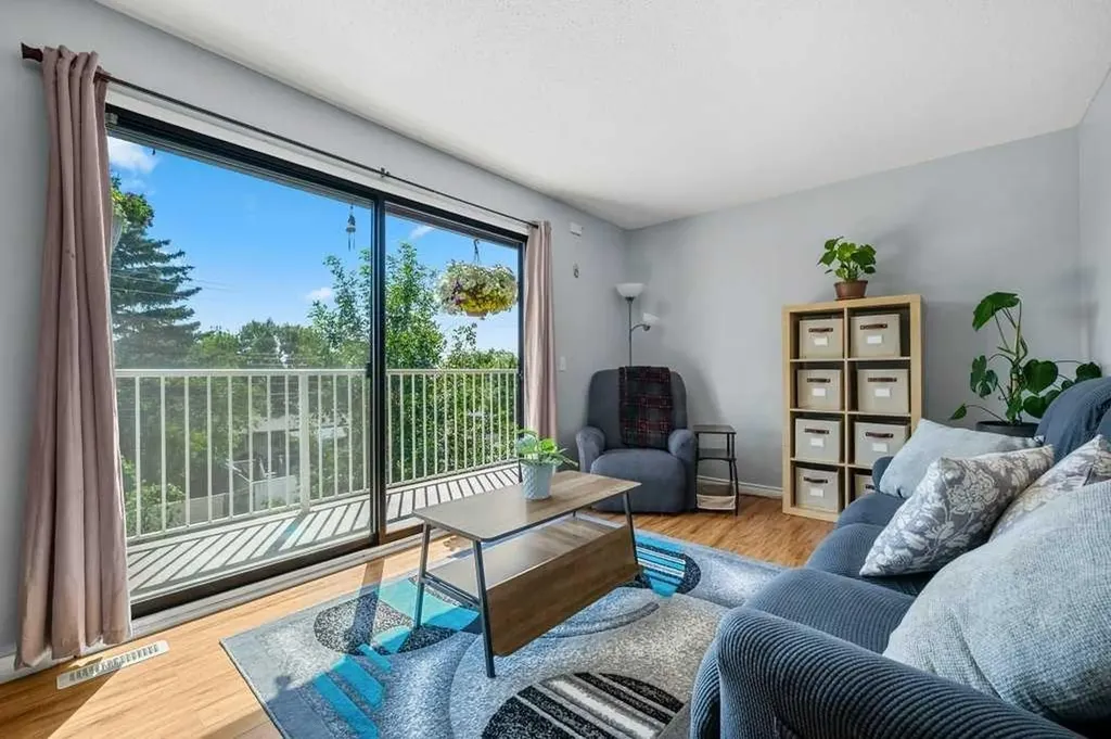 1055 72 Avenue NW Calgary AB T2K 5S4