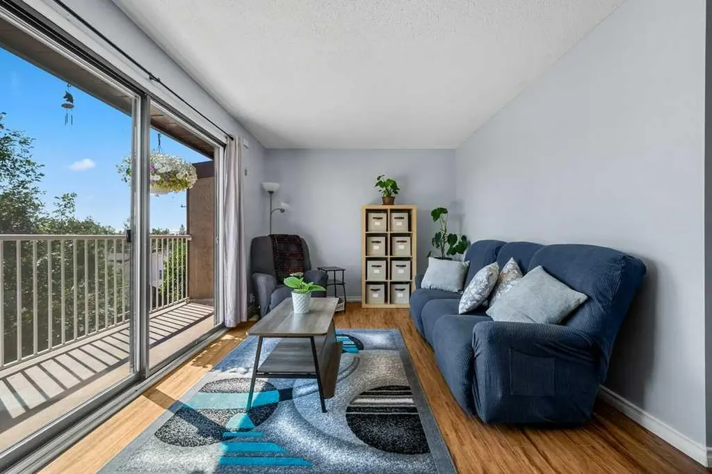 1055 72 Avenue NW Calgary AB T2K 5S4