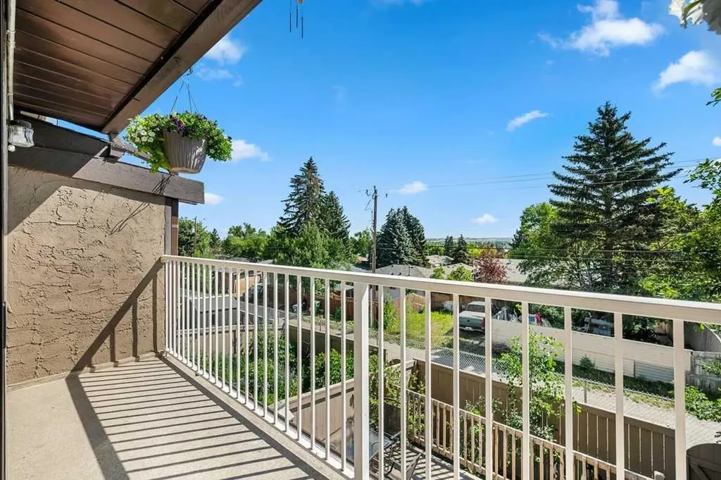 1055 72 Avenue NW Calgary AB T2K 5S4