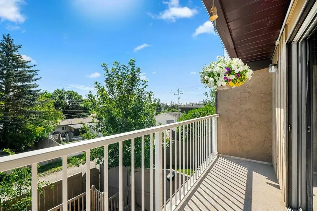 1055 72 Avenue NW Calgary AB T2K 5S4