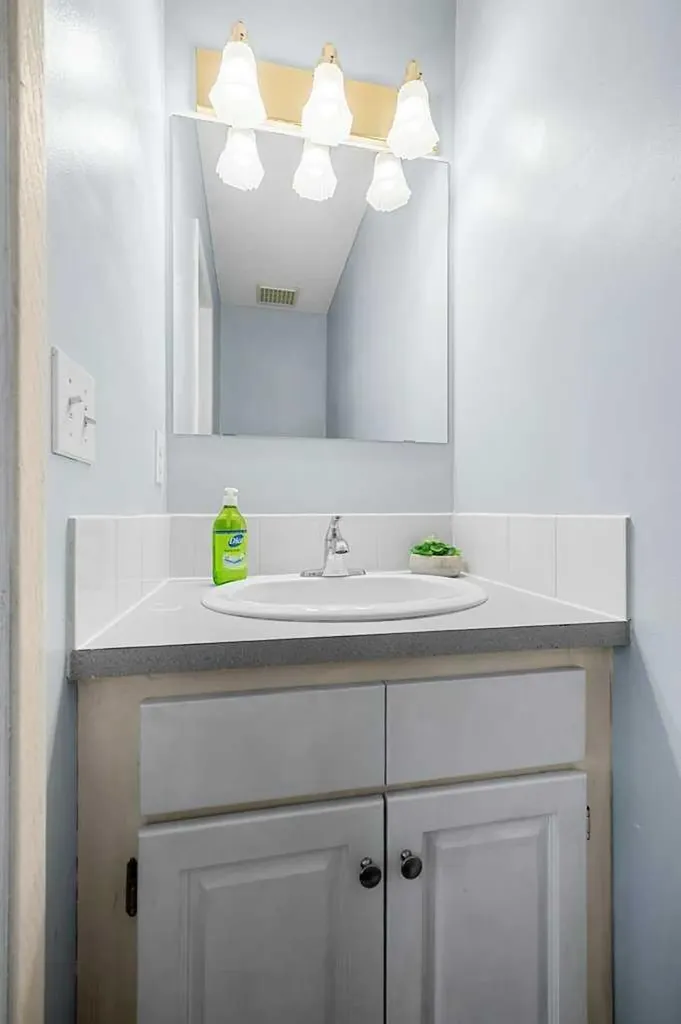 1055 72 Avenue NW Calgary AB T2K 5S4