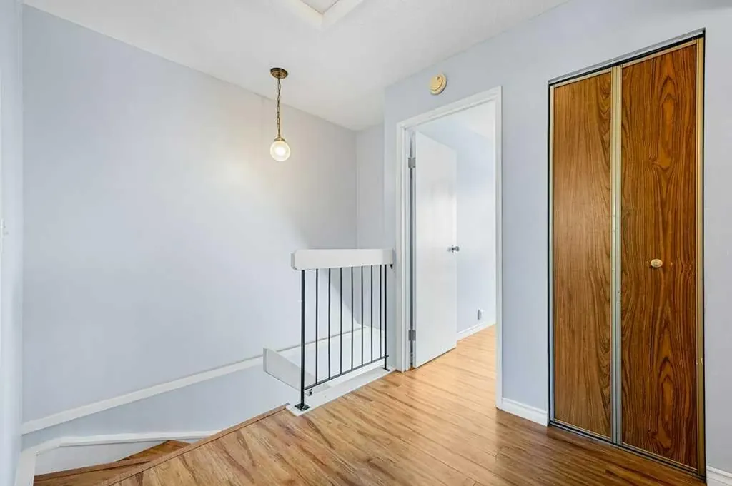 1055 72 Avenue NW Calgary AB T2K 5S4
