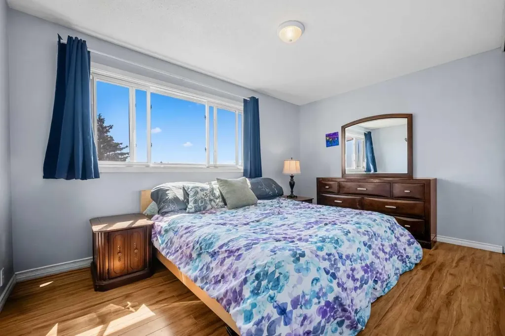 1055 72 Avenue NW Calgary AB T2K 5S4