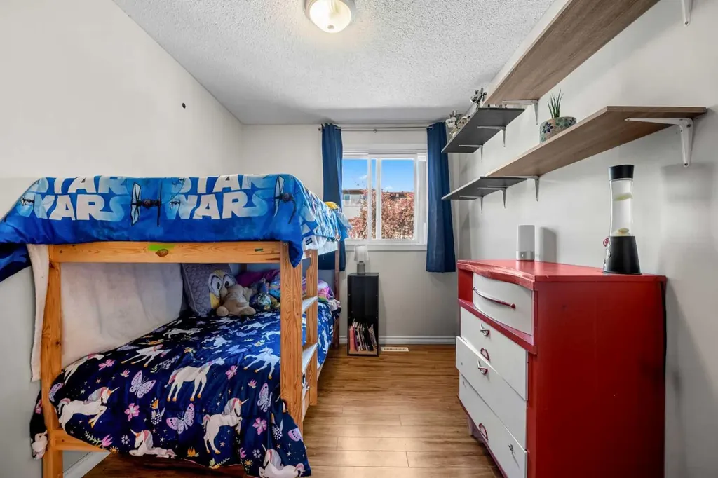 1055 72 Avenue NW Calgary AB T2K 5S4
