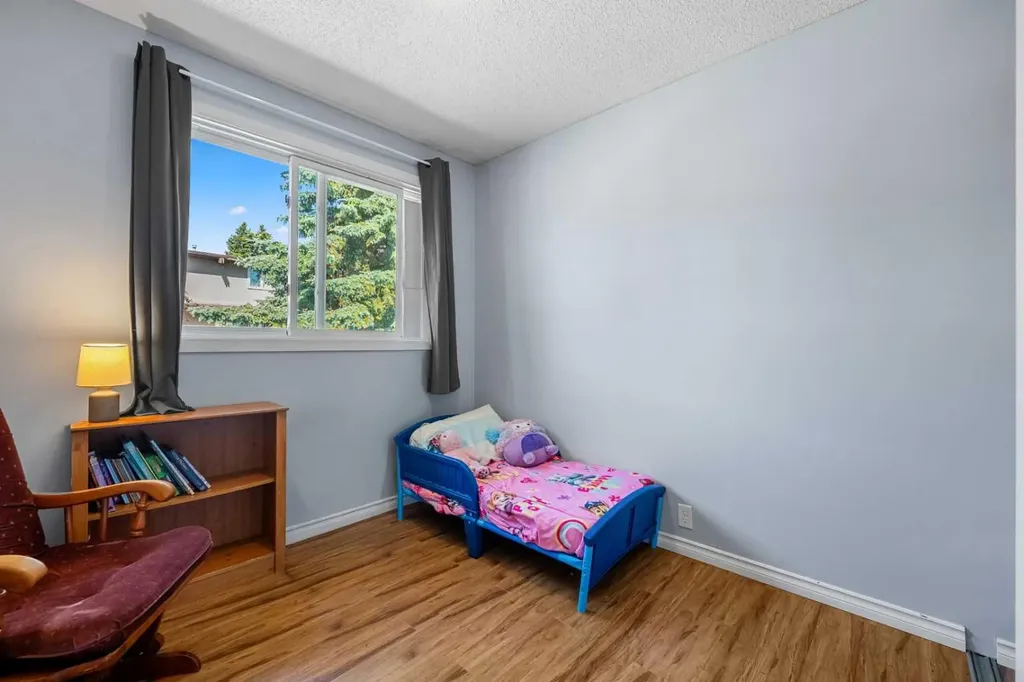 1055 72 Avenue NW Calgary AB T2K 5S4