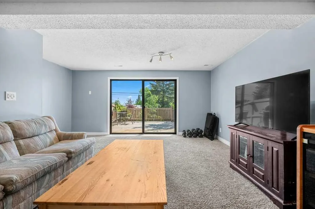 1055 72 Avenue NW Calgary AB T2K 5S4