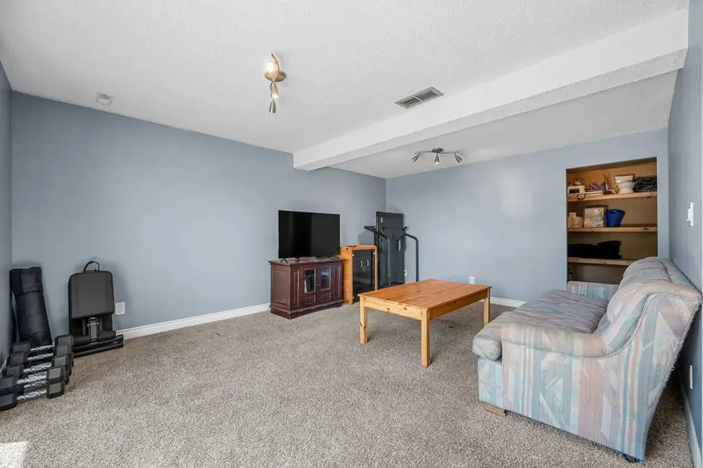 1055 72 Avenue NW Calgary AB T2K 5S4
