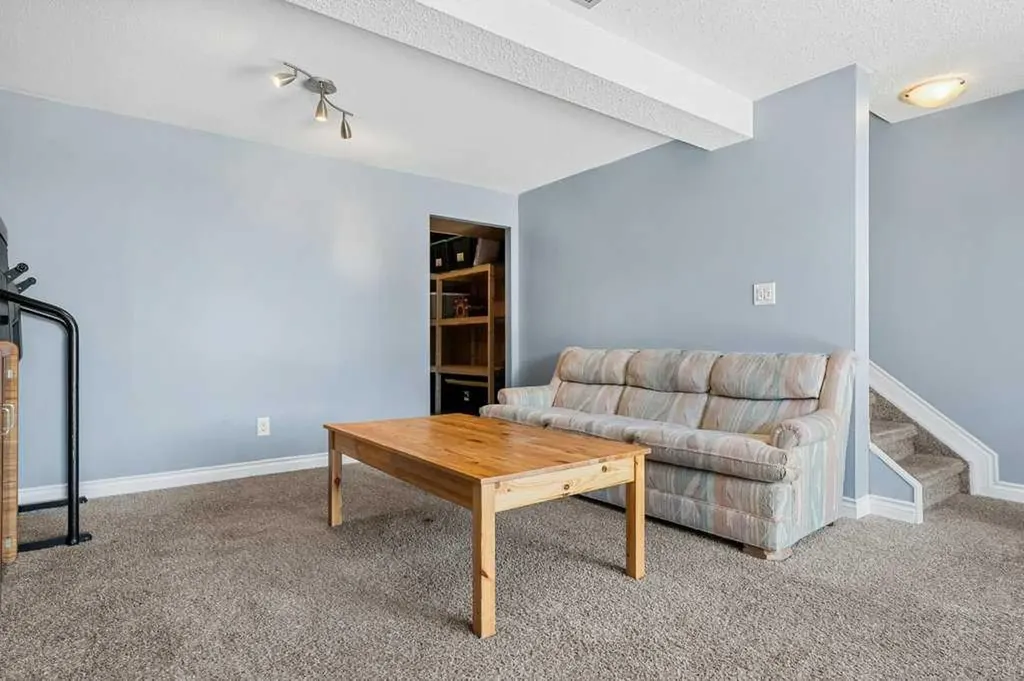 1055 72 Avenue NW Calgary AB T2K 5S4
