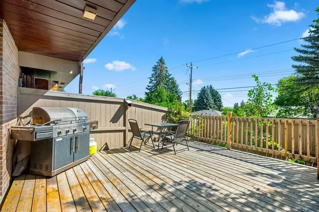 1055 72 Avenue NW Calgary AB T2K 5S4