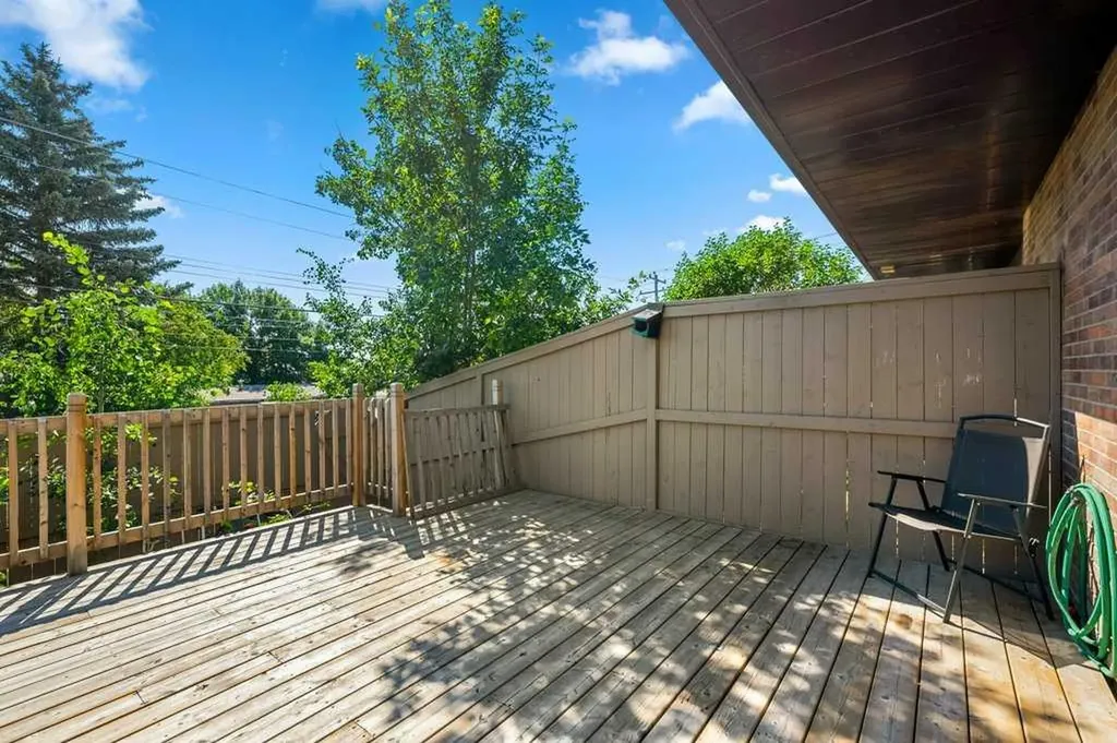 1055 72 Avenue NW Calgary AB T2K 5S4