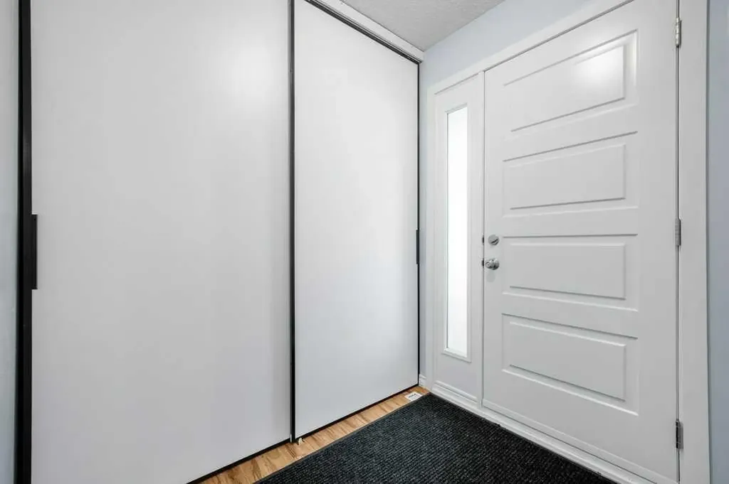 1055 72 Avenue NW Calgary AB T2K 5S4