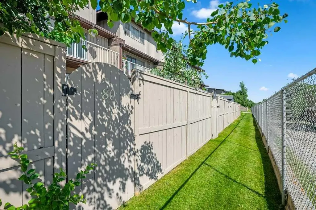 1055 72 Avenue NW Calgary AB T2K 5S4