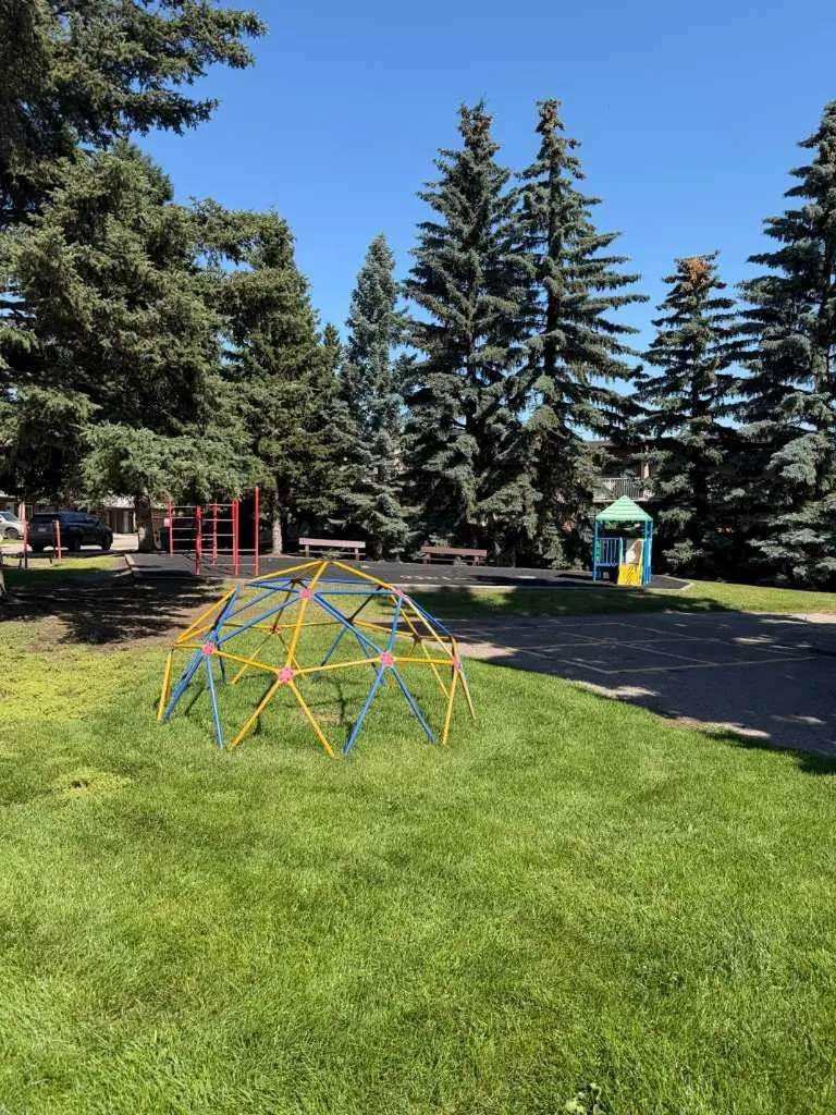 1055 72 Avenue NW Calgary AB T2K 5S4