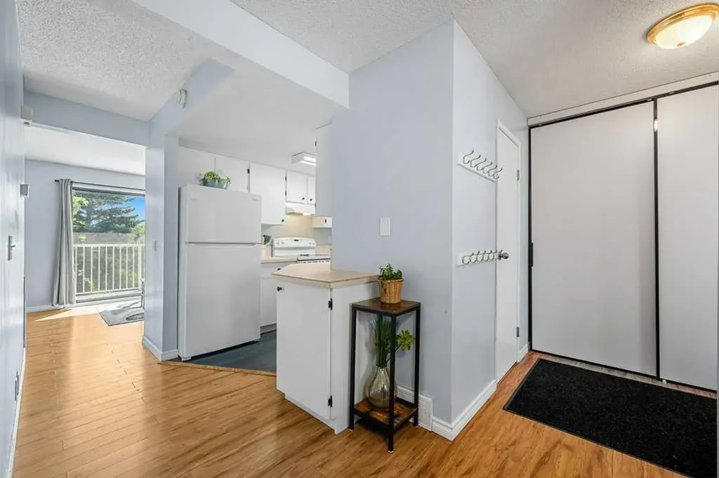 1055 72 Avenue NW Calgary AB T2K 5S4