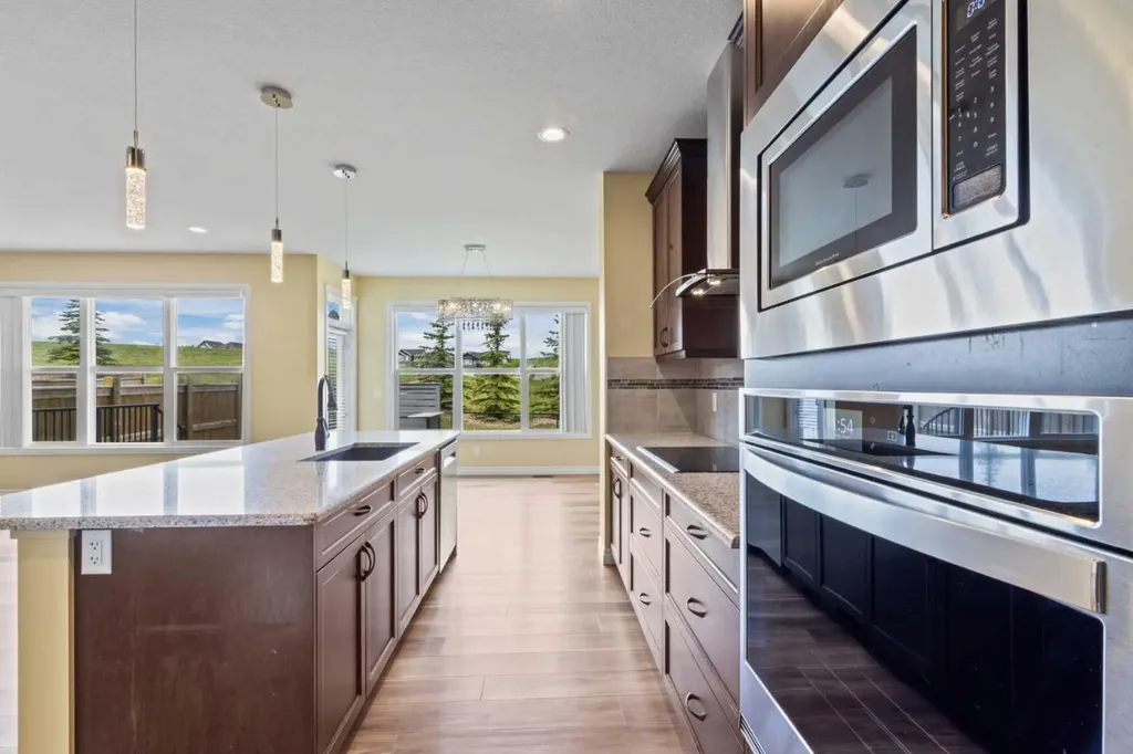 284 Nolancrest Heights NW Calgary AB T3R 0V8
