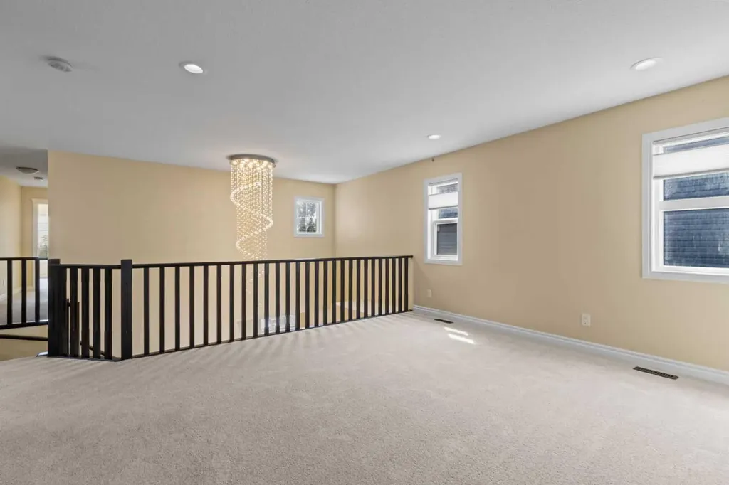 284 Nolancrest Heights NW Calgary AB T3R 0V8