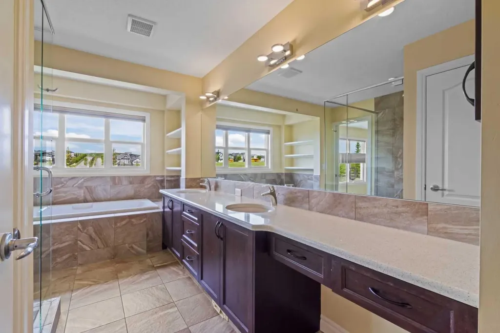 284 Nolancrest Heights NW Calgary AB T3R 0V8
