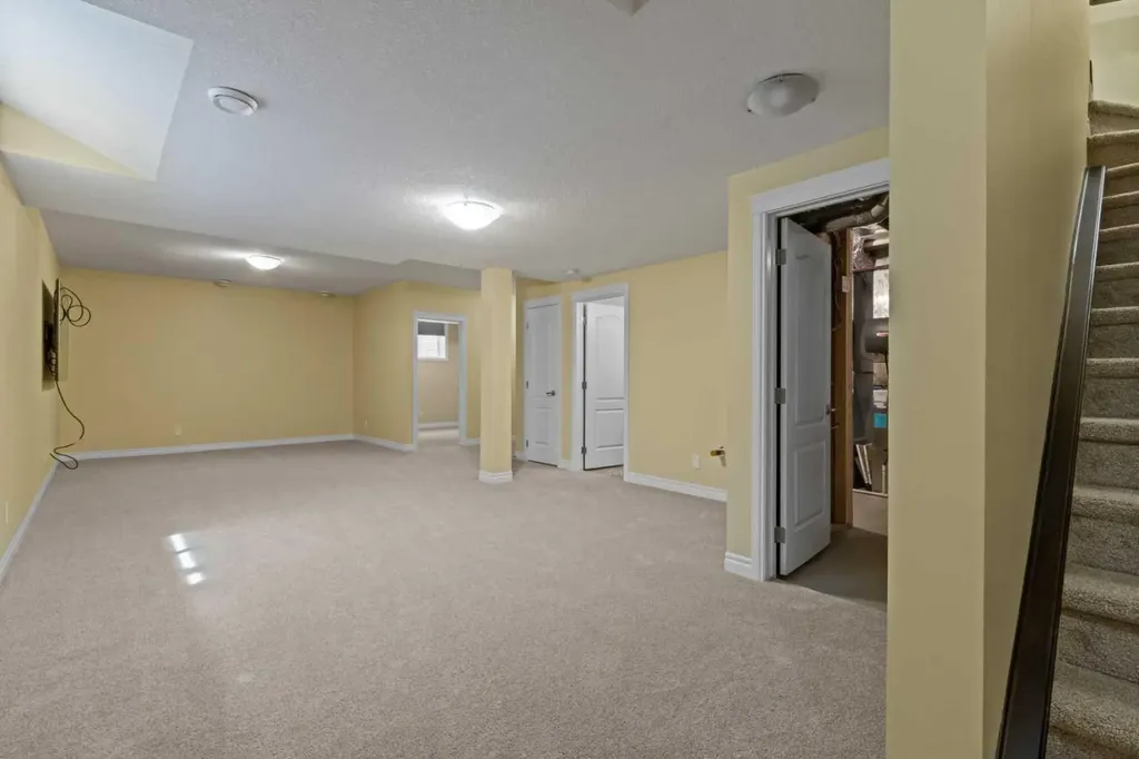284 Nolancrest Heights NW Calgary AB T3R 0V8