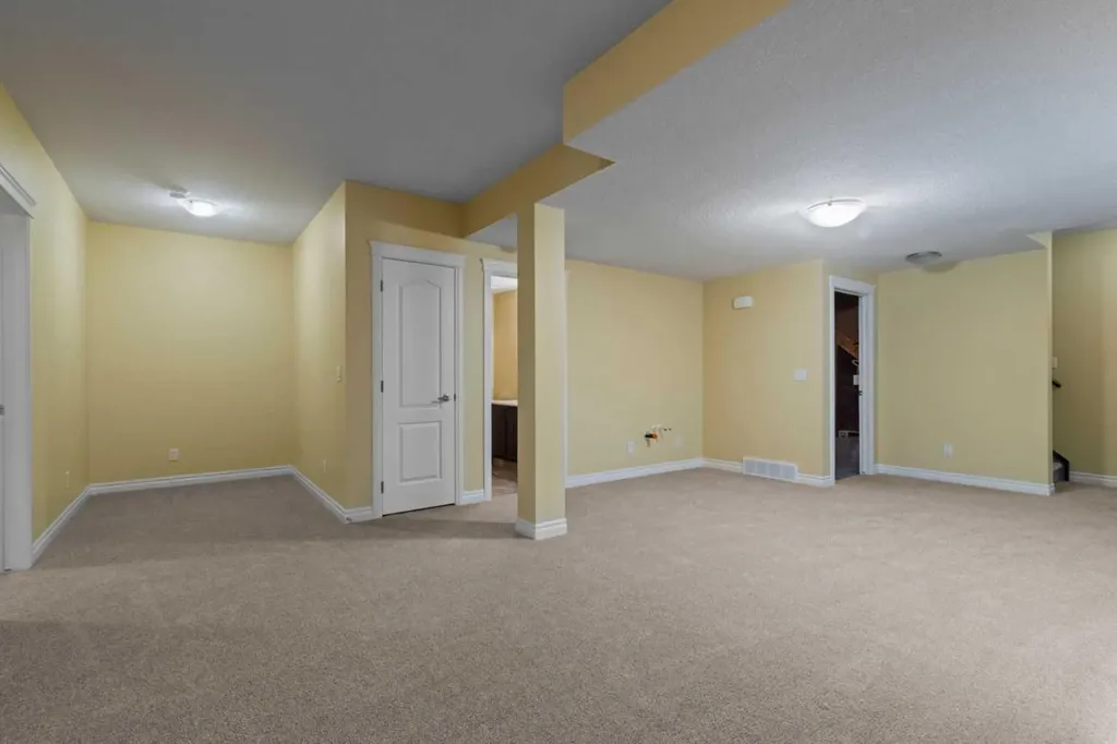 284 Nolancrest Heights NW Calgary AB T3R 0V8