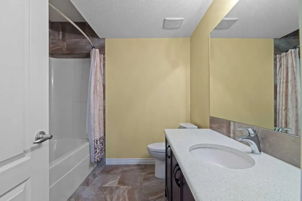 284 Nolancrest Heights NW Calgary AB T3R 0V8