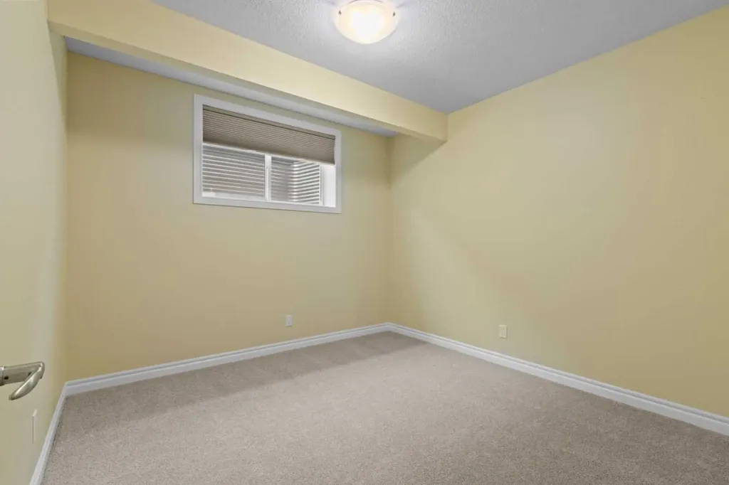 284 Nolancrest Heights NW Calgary AB T3R 0V8