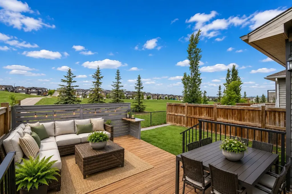 284 Nolancrest Heights NW Calgary AB T3R 0V8