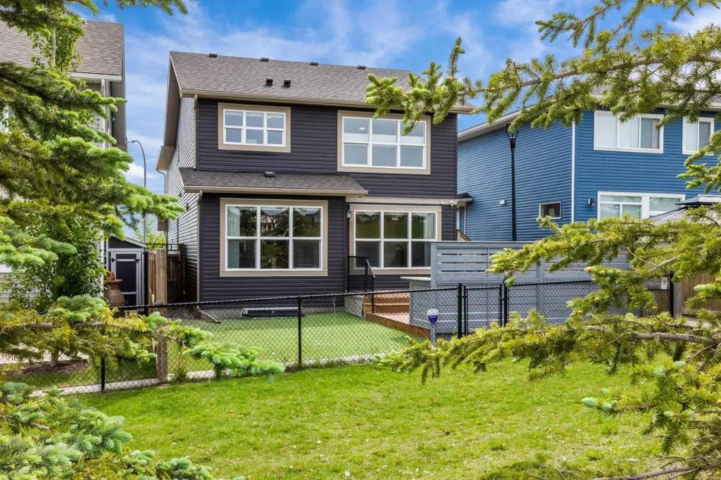 284 Nolancrest Heights NW Calgary AB T3R 0V8