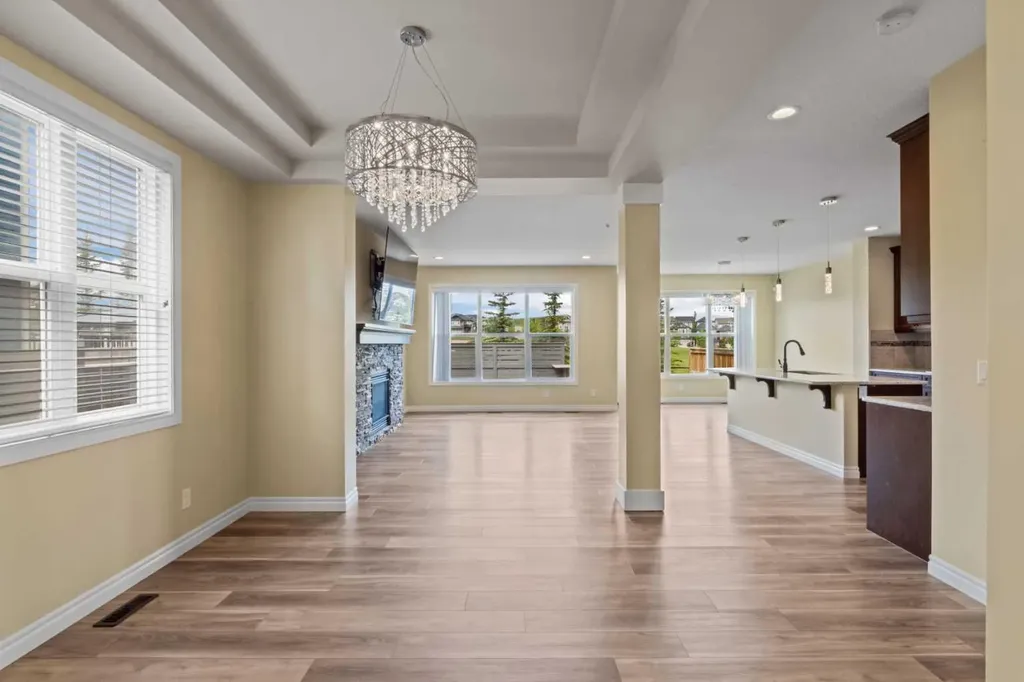 284 Nolancrest Heights NW Calgary AB T3R 0V8