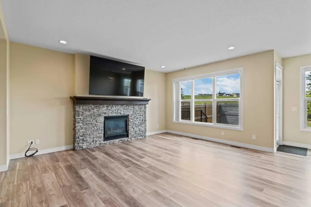 284 Nolancrest Heights NW Calgary AB T3R 0V8