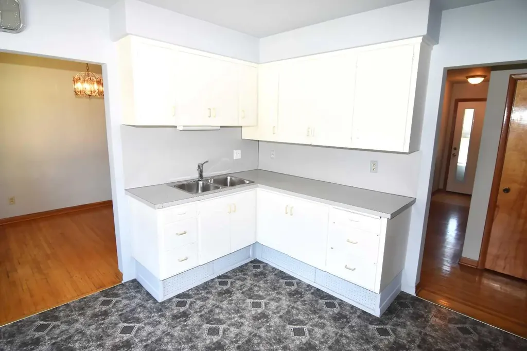 36 Cheyenne Crescent NW Calgary AB T2L 0Z2