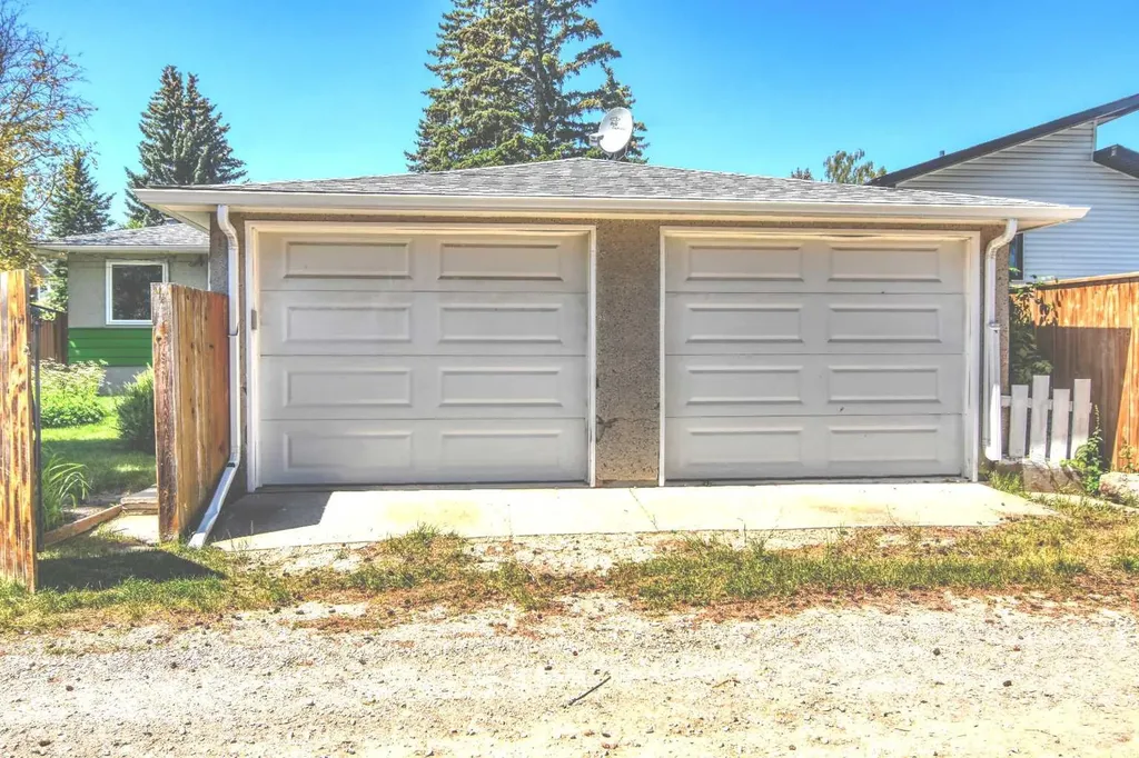 36 Cheyenne Crescent NW Calgary AB T2L 0Z2