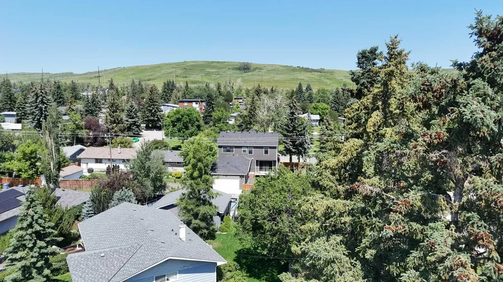 36 Cheyenne Crescent NW Calgary AB T2L 0Z2